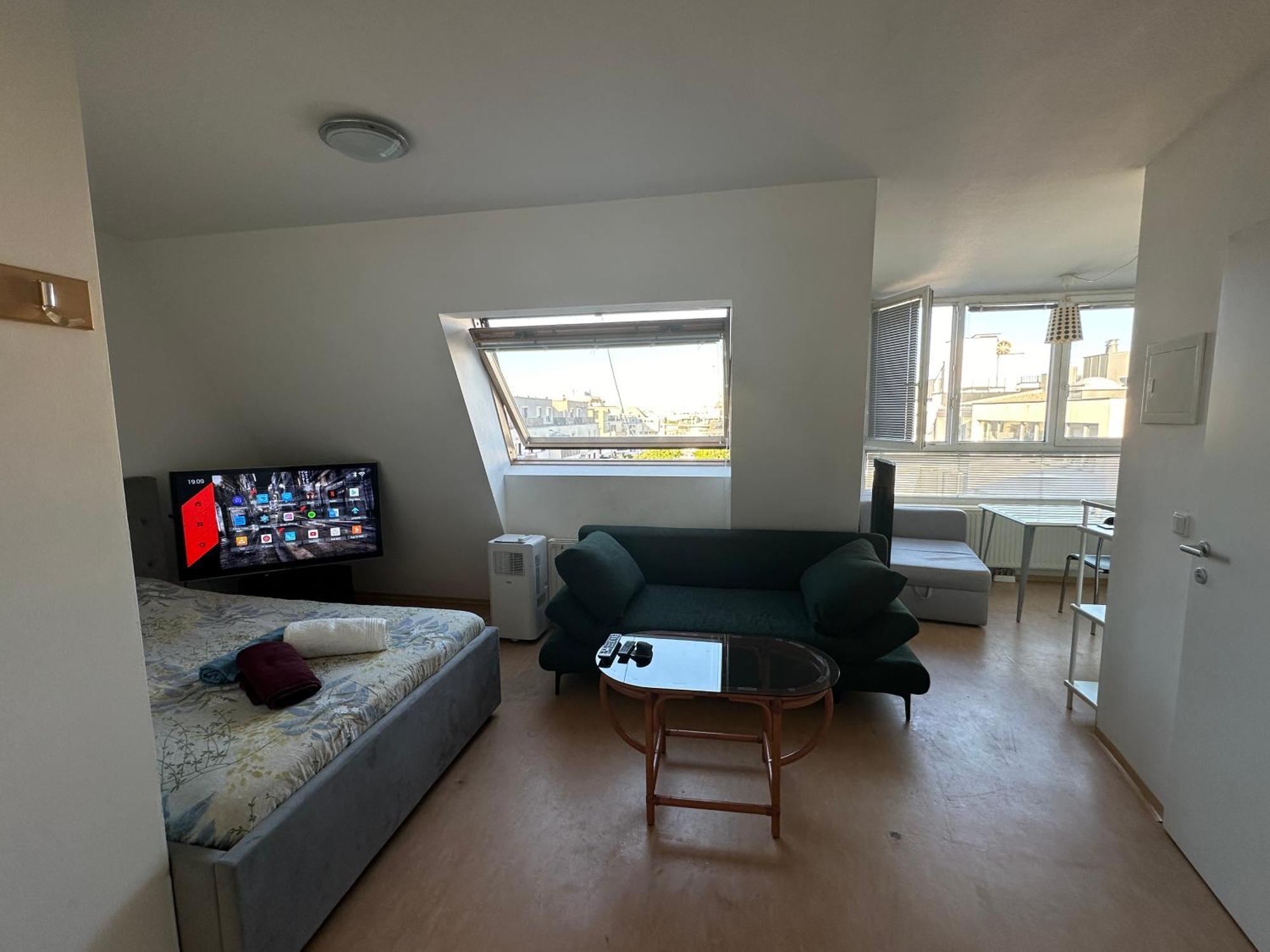 Cozy Bright Penthouse Close To U1 And U6 Metros Viena Exterior foto