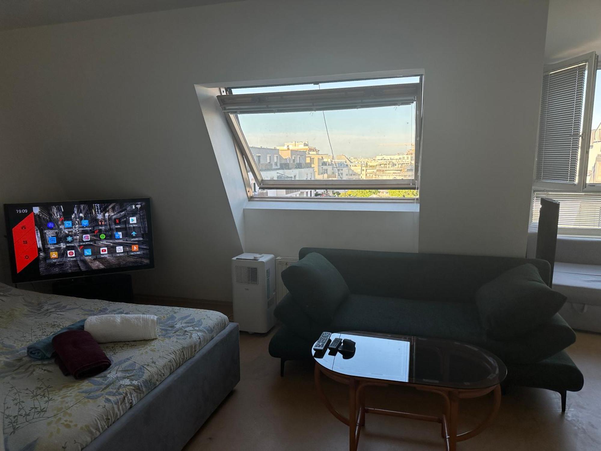 Cozy Bright Penthouse Close To U1 And U6 Metros Viena Exterior foto