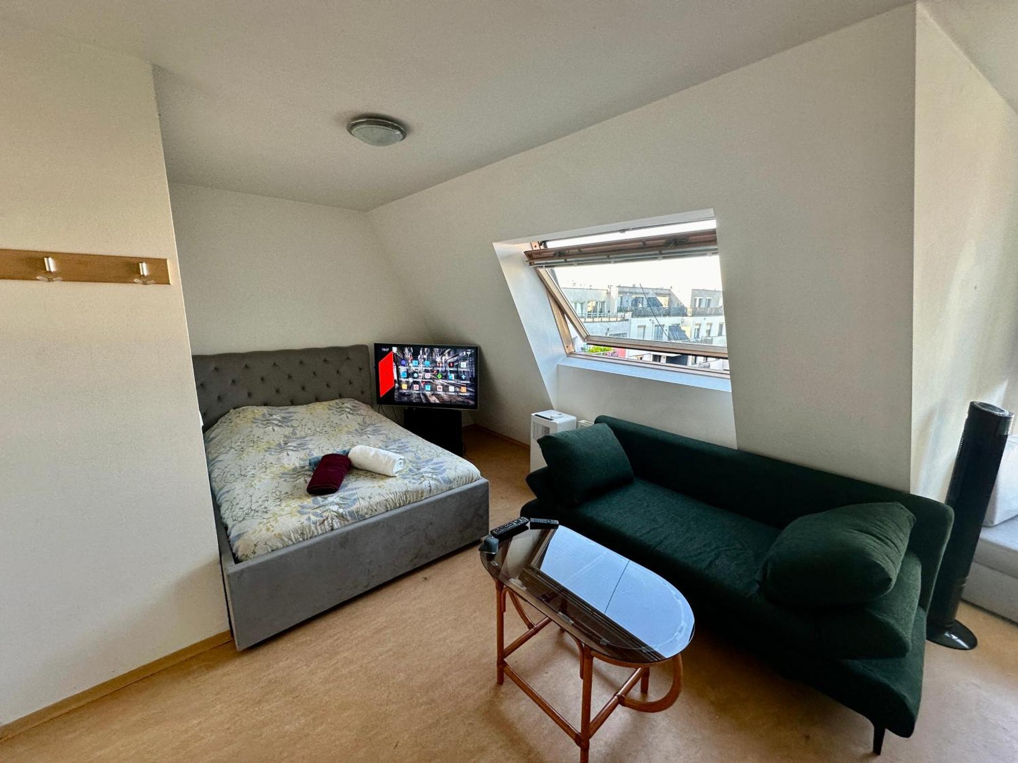 Cozy Bright Penthouse Close To U1 And U6 Metros Viena Exterior foto