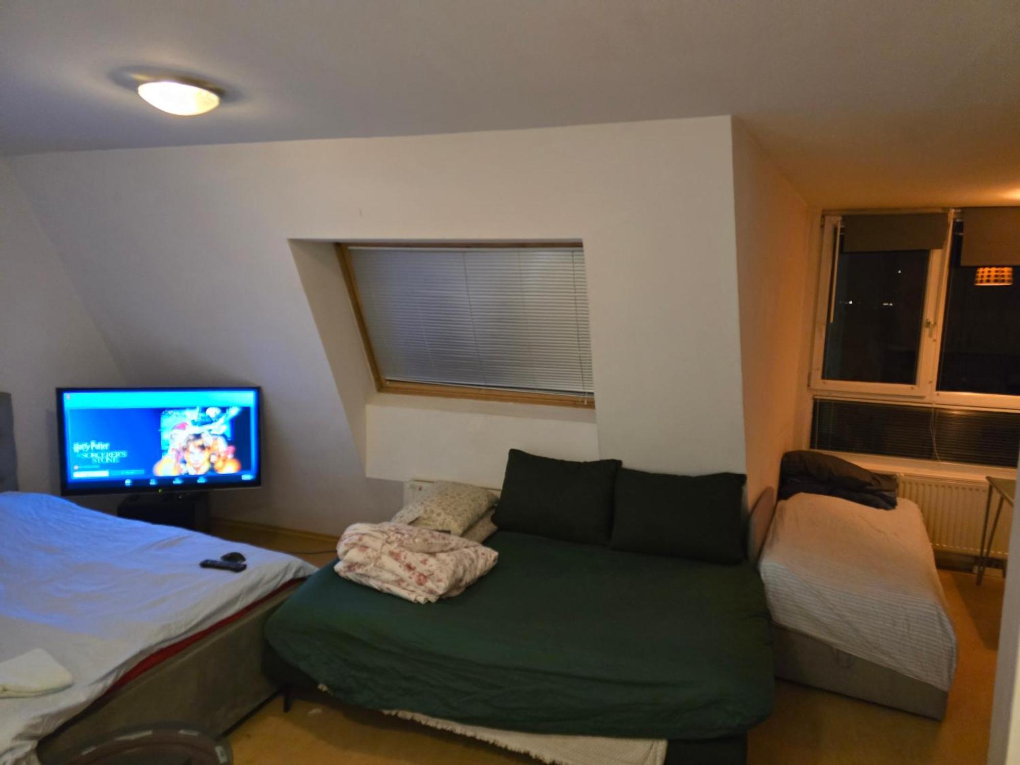 Cozy Bright Penthouse Close To U1 And U6 Metros Viena Exterior foto